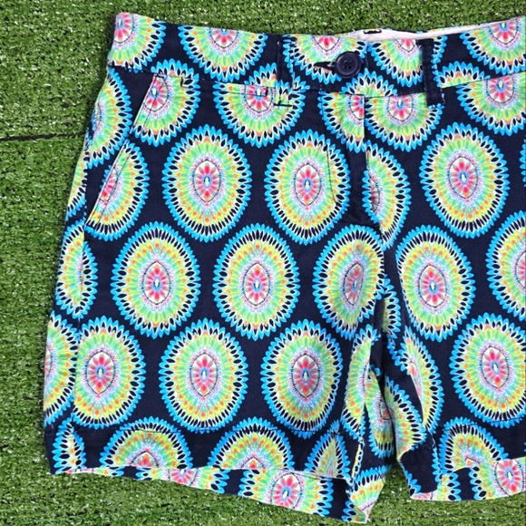 CROWN & IVY | 98% COTTON BLEND PREPPY PEACOCK FLORAL SHORTS - Picture 3 of 13